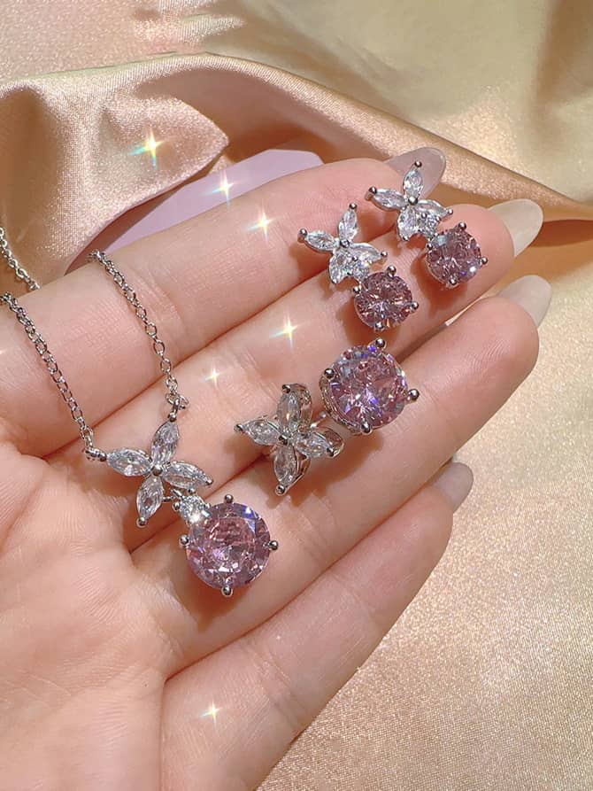 طقم نسائي بلون وردي